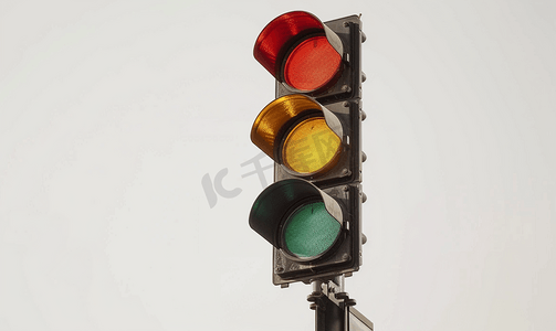 交通安全专项整治摄影照片_白色背景剪切路径上孤立的交通灯