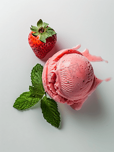 勺摄影照片_白色背景上一勺草莓冰淇淋上面有薄荷叶