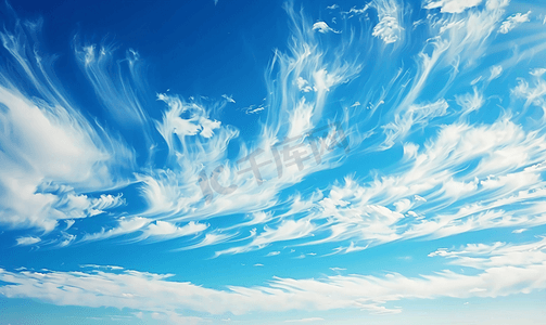 细竖条纹摄影照片_具有蓝天背景和大白色微小层云卷云条纹的景观