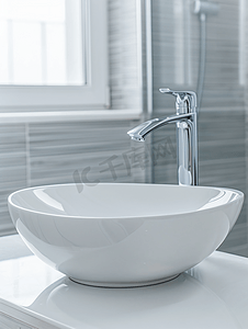 昂贵浴室中带水龙头的白色陶瓷洗脸盆和水槽