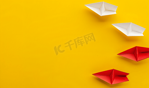 黄色背景中的红白纸船领导概念复制空间