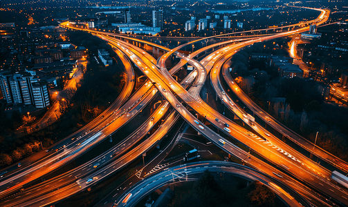 英国高速公路夜间鸟瞰图道路和交通灯火通明