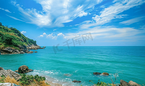 蓝绿色的海洋与岩石山在云层密布的日子海景和自然背景