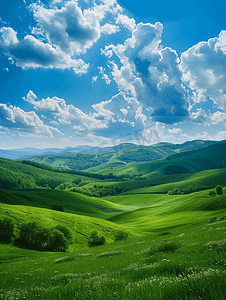 风景秀丽的绿色连绵起伏的山丘映衬着蓝天白云