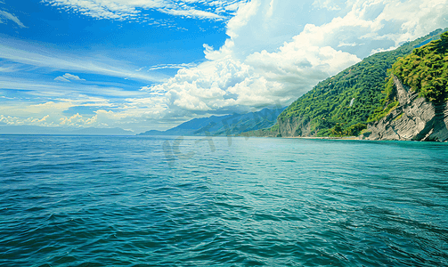蓝绿色主图摄影照片_蓝绿色的海洋与岩石山在云层密布的日子海景和自然背景