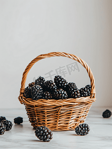 装满黑莓的柳条篮