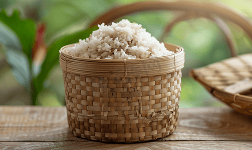 当地家庭和餐馆使用的竹柳条糯米篮
