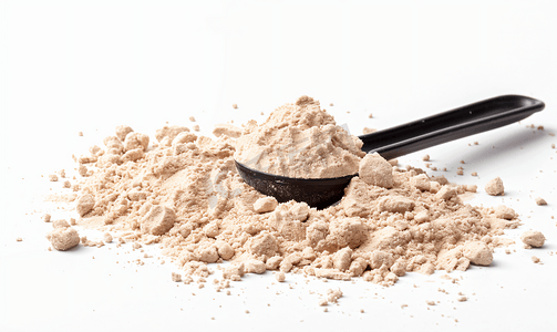 米饭肌肉摄影照片_白色背景上一堆带量勺的蛋白粉