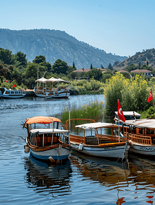土耳其穆拉达利安河码头停泊的旅游河船