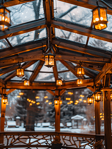 冬季户外棕色木质凉亭内带灯笼的玻璃天花板