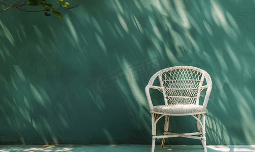 白色藤椅搭配绿墙