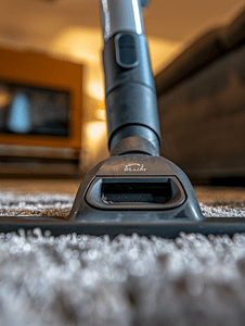 无绳吸尘器的涡轮刷近距离清洁房屋内的地毯