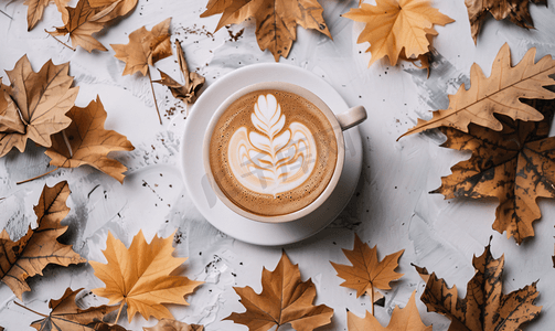 干燥秋叶环框中的咖啡拿铁杯