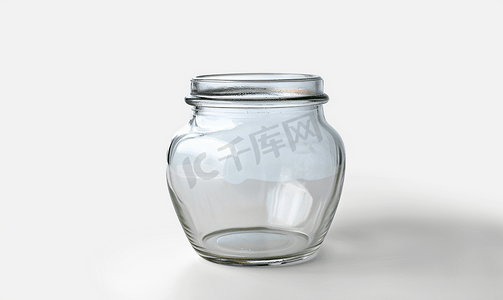 空玻璃罐孤立在白色与剪切路径