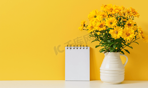 花瓶里的枯花和空白日历
