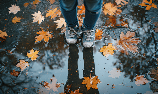 落叶和青少年在雨坑附近