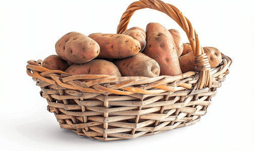 红色马铃薯摄影照片_孤立的白色背景上柳条篮中的红薯