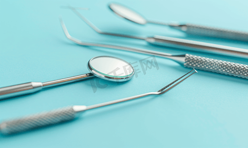 空腔摄影照片_牙医使用牙科工具或仪器检查