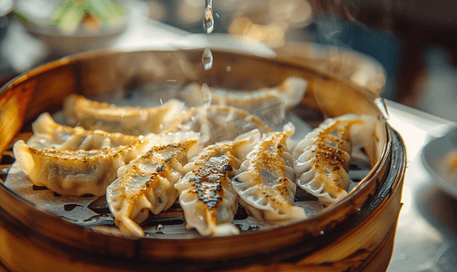 饺子美食摄影照片_倒水蒸饺子