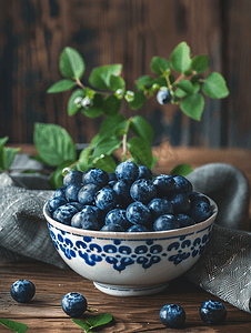 木制背景中碗里的蓝莓