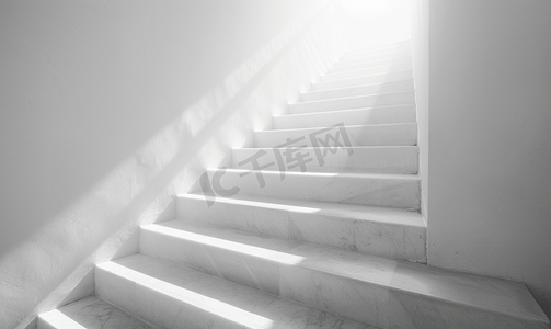 成功之路概念楼梯通向光明