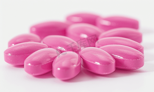 白色背景中含有多种维生素的粉红色药丸