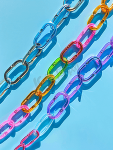 供应链脱链摄影照片_蓝色背景上的一串多色回形针