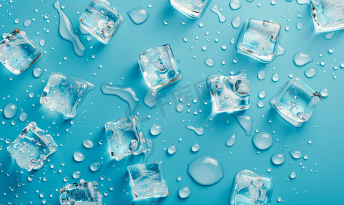 抽象霓虹灯摄影照片_蓝色背景顶视图上散布着水滴的冰块