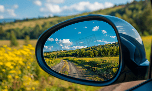 汽车后视黑镜中反射的风景和道路