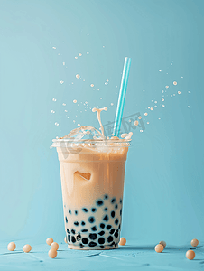 气泡蓝色背景摄影照片_蓝色背景玻璃中的泡沫波巴茶加牛奶和木薯珍珠