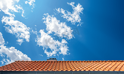 云层和蓝天下的山墙屋顶