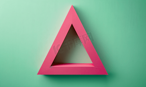 几何背景风格摄影照片_绿色背景框架中的粉色三角形顶视图复制空间