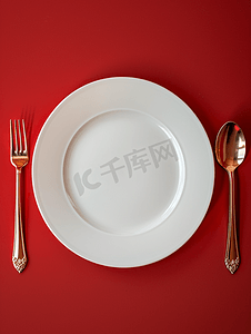 餐盘盘子摄影照片_餐盘叉子和勺子
