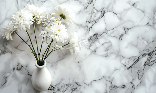 桌面白色简约摄影照片_大理石桌面上放有白色花朵的花瓶尽显简约风格