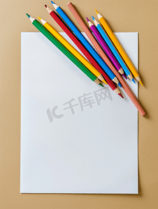空白白册页纸上的彩色铅笔顶视图学校和办公用品