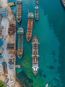 港口设备摄影照片_从无人机上俯瞰港口与船舶水运