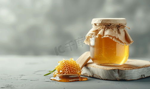蜂蜜罐子里装着蜂巢和木勺