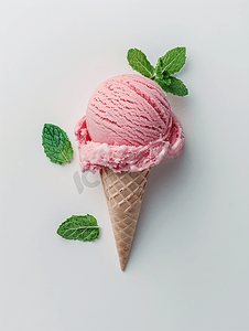 白色食品背景摄影照片_白色背景上一勺草莓冰淇淋上面有薄荷叶
