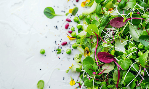 素食健康沙拉由豌豆微绿芽和发芽豆类食品背景制成