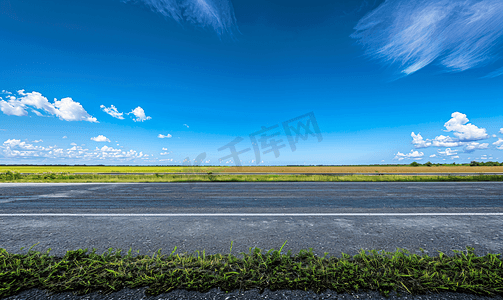 田野路摄影照片_沥青公路空旷的道路和清澈的蓝天与全景景观