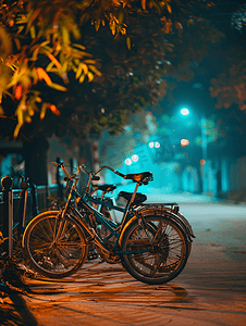 夜晚路边停放的自行车