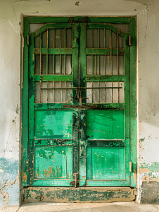 建筑内部的当地复古亚洲钢制绿色门