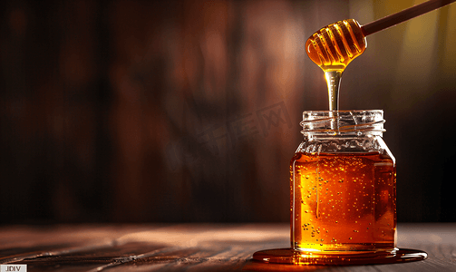 品味美食摄影照片_带北斗七星和流动蜂蜜的蜂蜜罐画布背景
