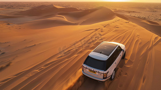 沙漠汽车行驶俯瞰摄影照片