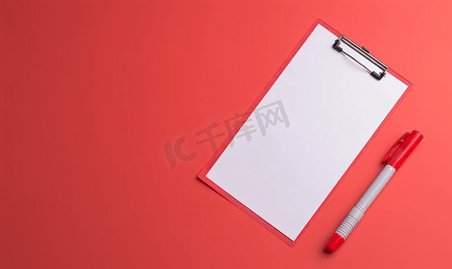 红色的笔摄影照片_清单和红色标记清单已完成的任务概念
