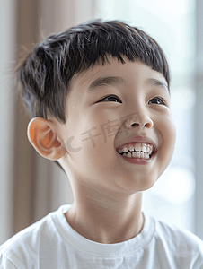 蛀牙虫卡通摄影照片_亚洲男孩微笑着蛀牙