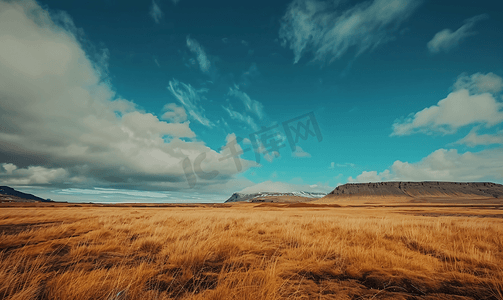 秋天冰岛大地上的蓝天