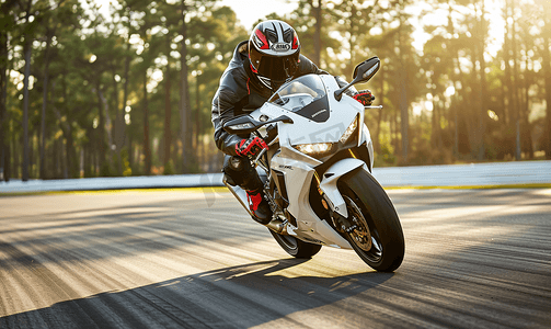 运动会海报摄影照片_摩托车手上路骑行者在赛道上行驶白色摩托车