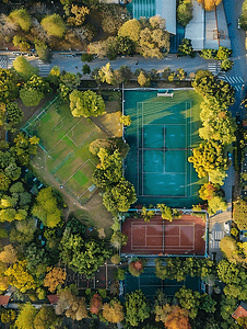 足球球衣号摄影照片_从无人机上俯瞰一座美丽的公园公园内有室外足球和网球游乐场
