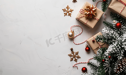 圣诞树和配饰配有卡片和复印空间顶视图